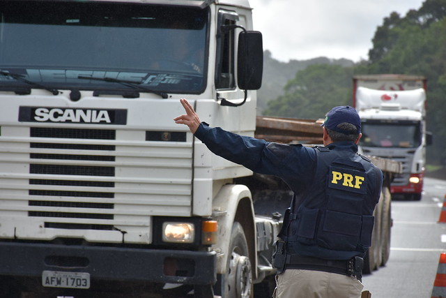 PRF restringe tráfego de caminhões em BRs com pistas simples