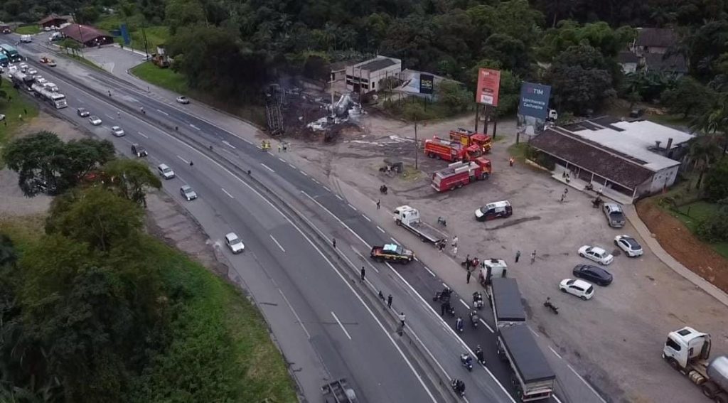 Rodovia é parcialmente liberada após caminhão pegar fogo