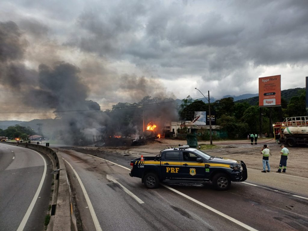 BR-277 é bloqueada após caminhão tombar e pegar fogo