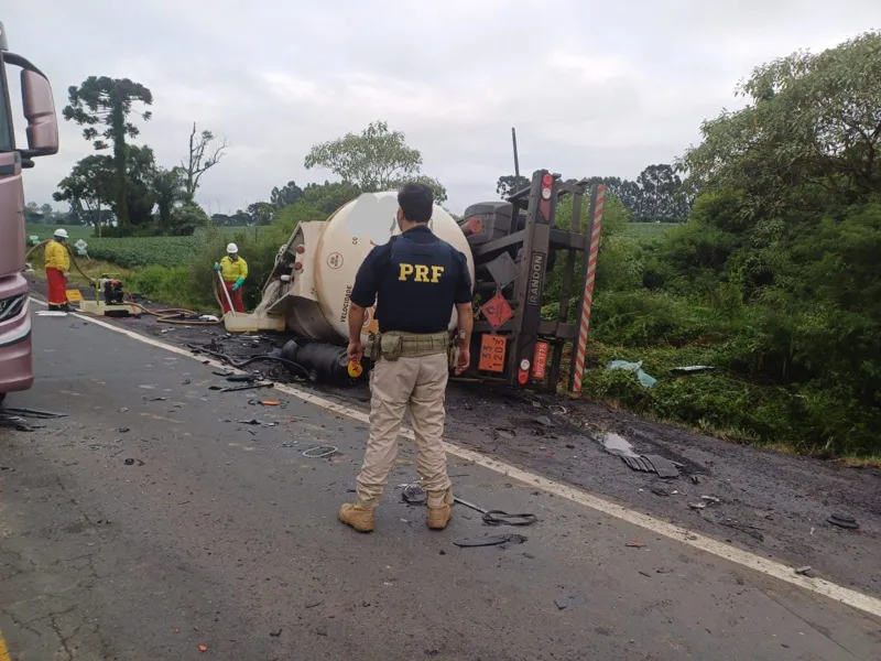 Dois caminhoneiros morrem em acidente em estrada do Paraná