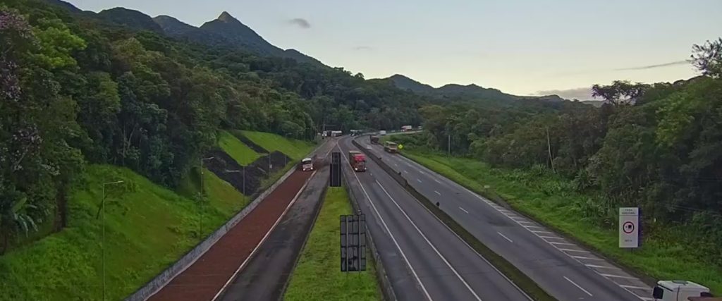 Caminhão de soja utiliza área de escape em Morretes