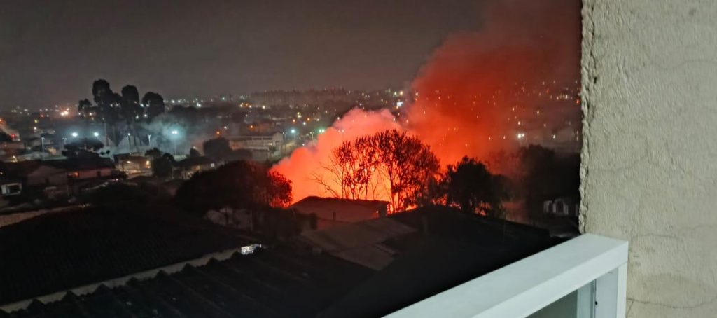 Incêndio atinge sete casas no bairro Parolin