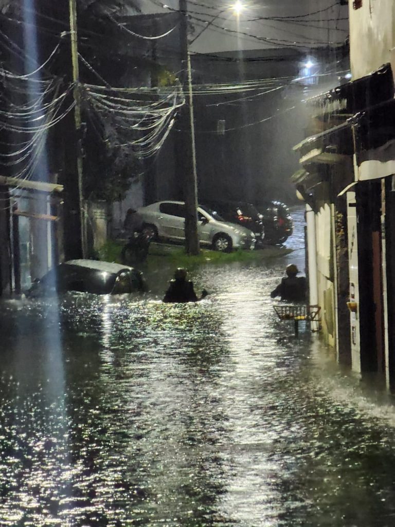 Litoral do Paraná registra alagamentos após fortes chuvas