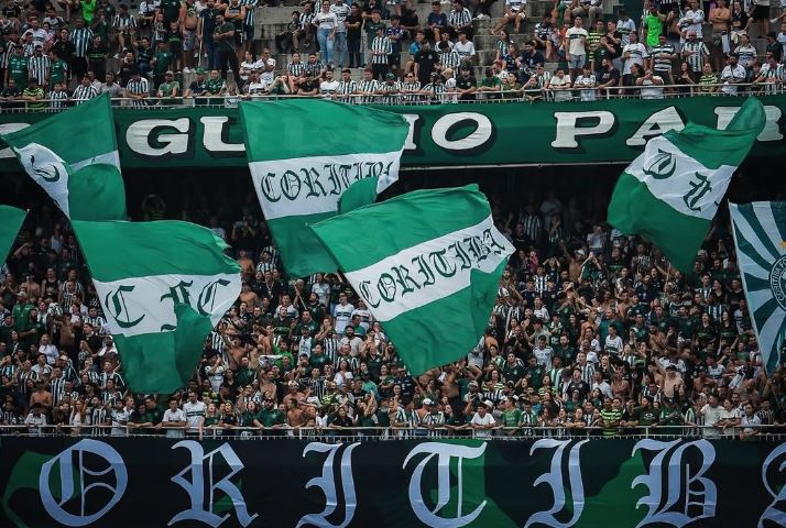 Torcidas organizadas do Coritiba voltam ao estádio após um ano