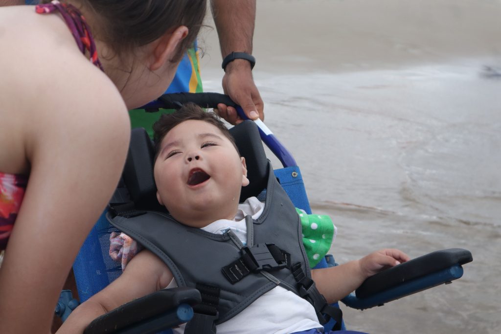 Praia Acessível: menino com paralisia cerebral toma banho no mar