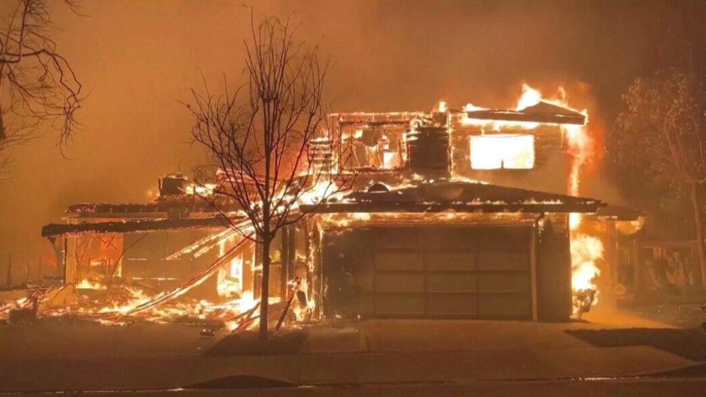 Bombeiros tentam conter seis focos de incêndio em Los Angeles