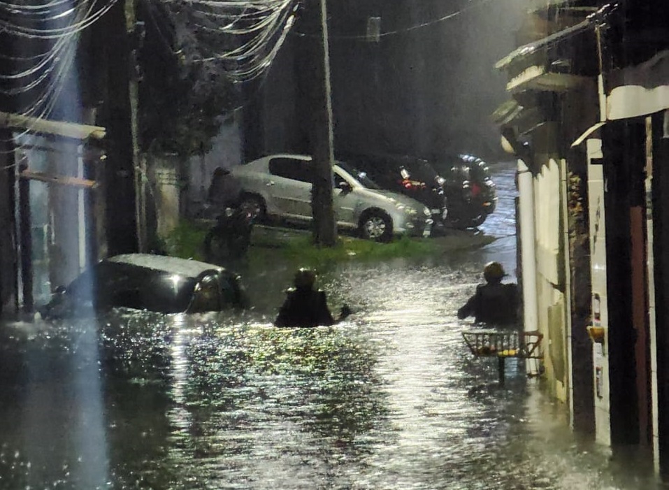 Paranaguá tem alagamentos e atuação de bombeiros após chuvas