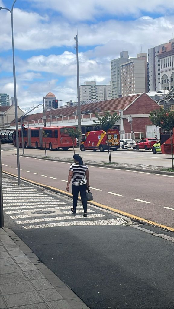 Acidente com ônibus deixa duas pessoas feridas no Centro