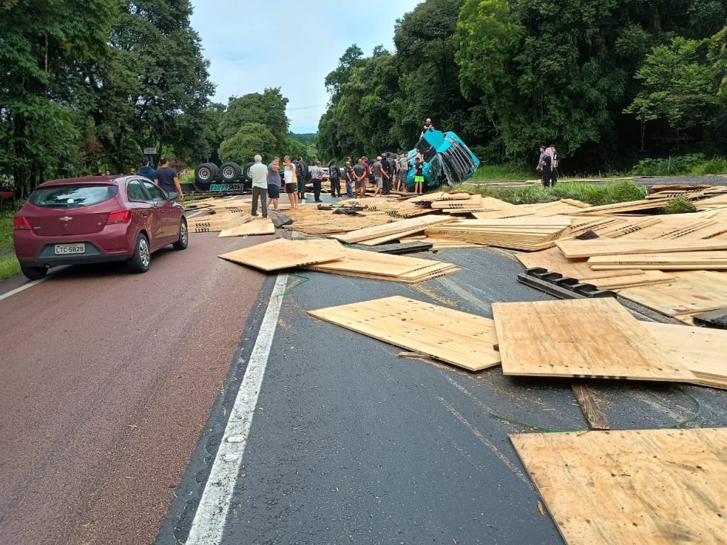 Acidente interdita BR-277 sentido Curitiba, em Balsa Nova