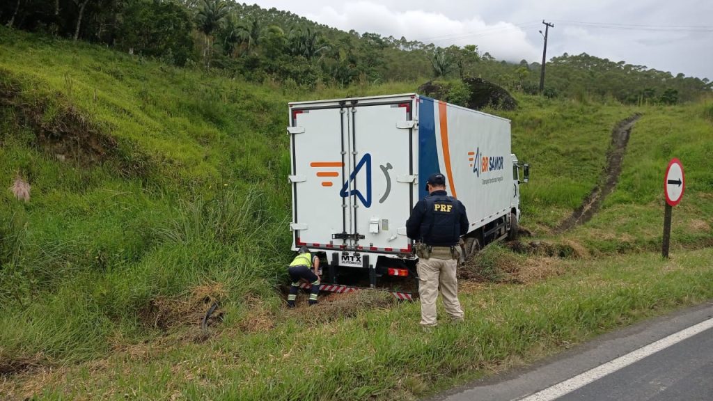 Viaturas da PRF se envolvem em acidentes na Grande Curitiba