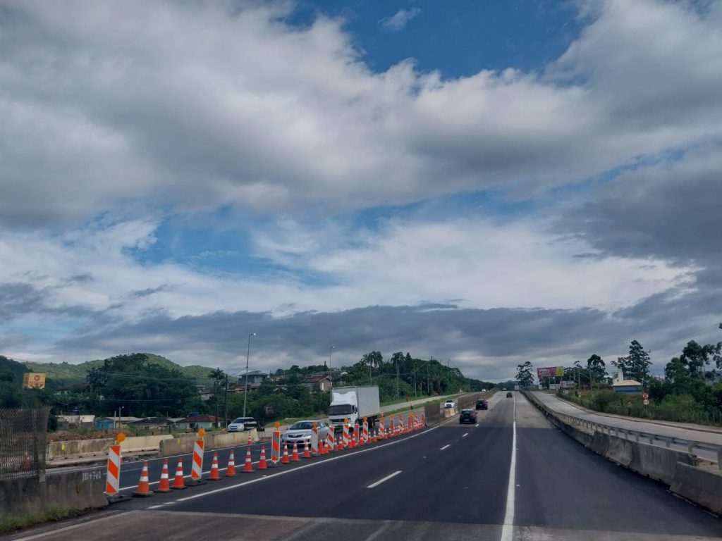 BR-101 é liberada em Santa Catarina após fechamento de cratera