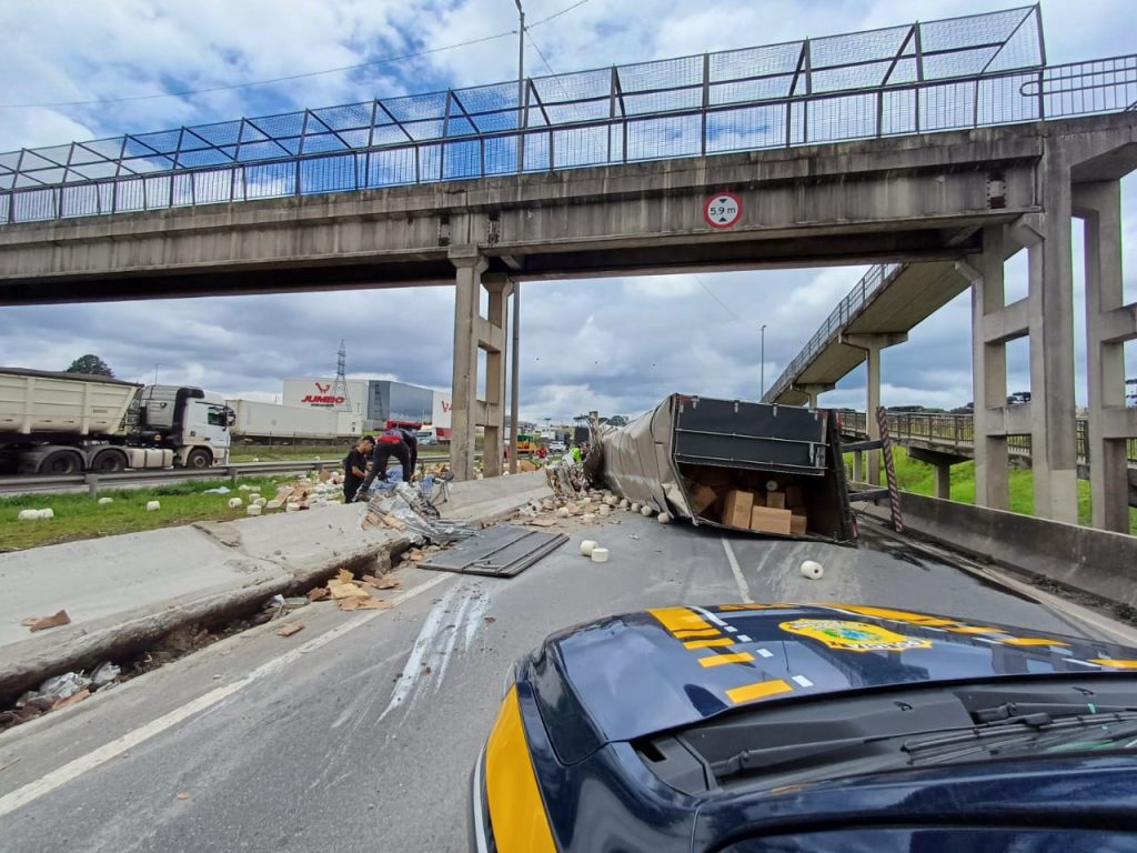 Caminhão tomba e complica trânsito na BR-116