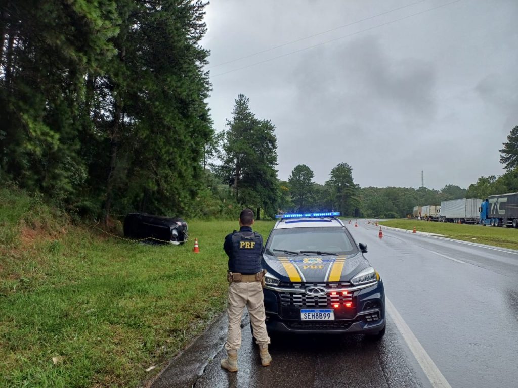 Uma pessoa morre após carro sair da pista e capotar