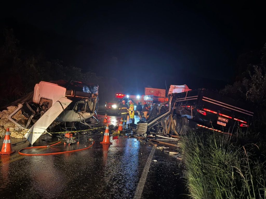 Motorista morre em acidente entre dois caminhões na BR-476