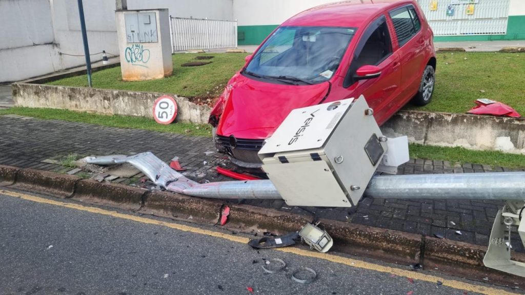 Idoso dorme no volante e bate carro em Curitiba