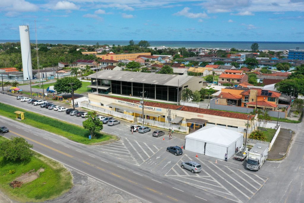 Tendas para atender casos de viroses são montadas no litoral