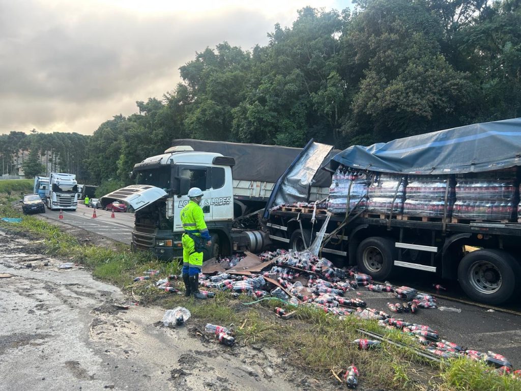 Engavetamento na BR-277 causa bloqueio total