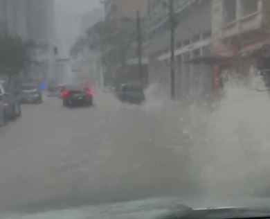 Chuva forte causa estragos em Curitiba