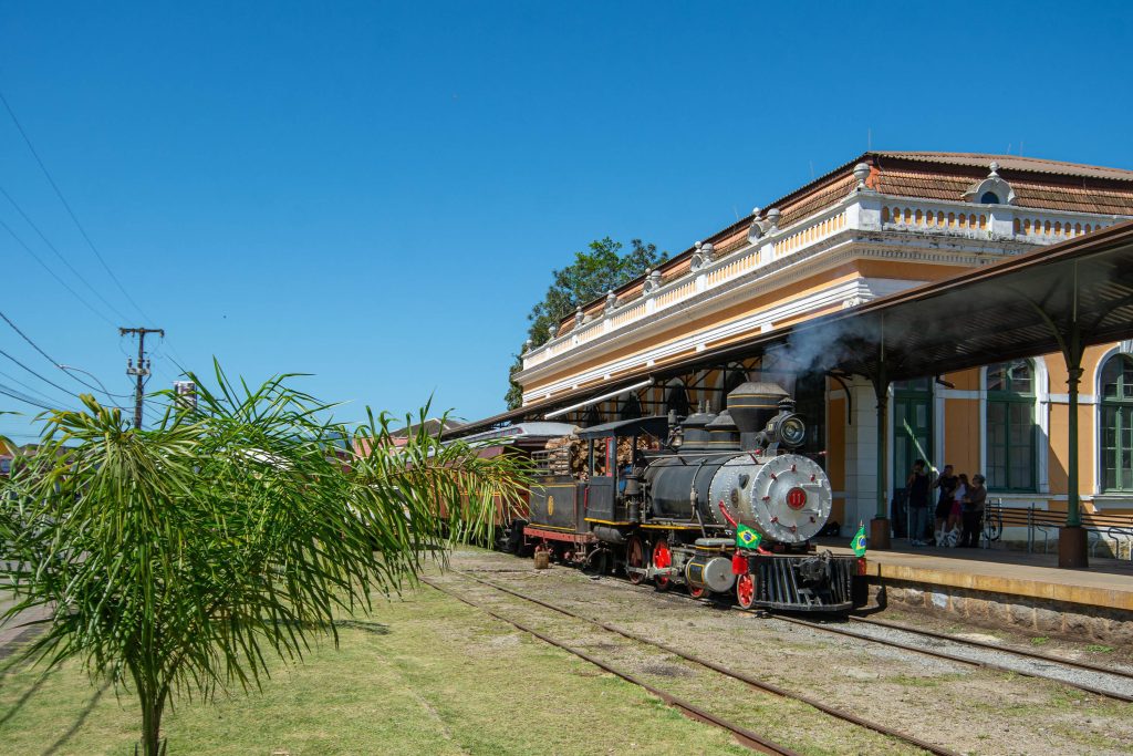 Passeio de trem temático marca Carnaval no litoral do Paraná