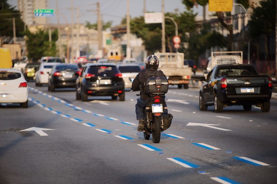 Projeto quer implantação de faixas para circulação de motos