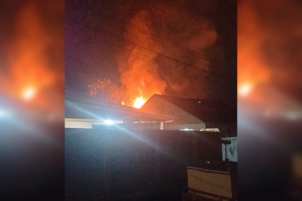 Casa fica destruída após incêndio na Região Metropolitana