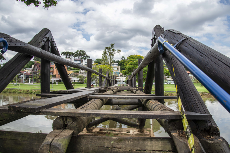 Ponte de madeira do Parque Barigui é interditada para reforma