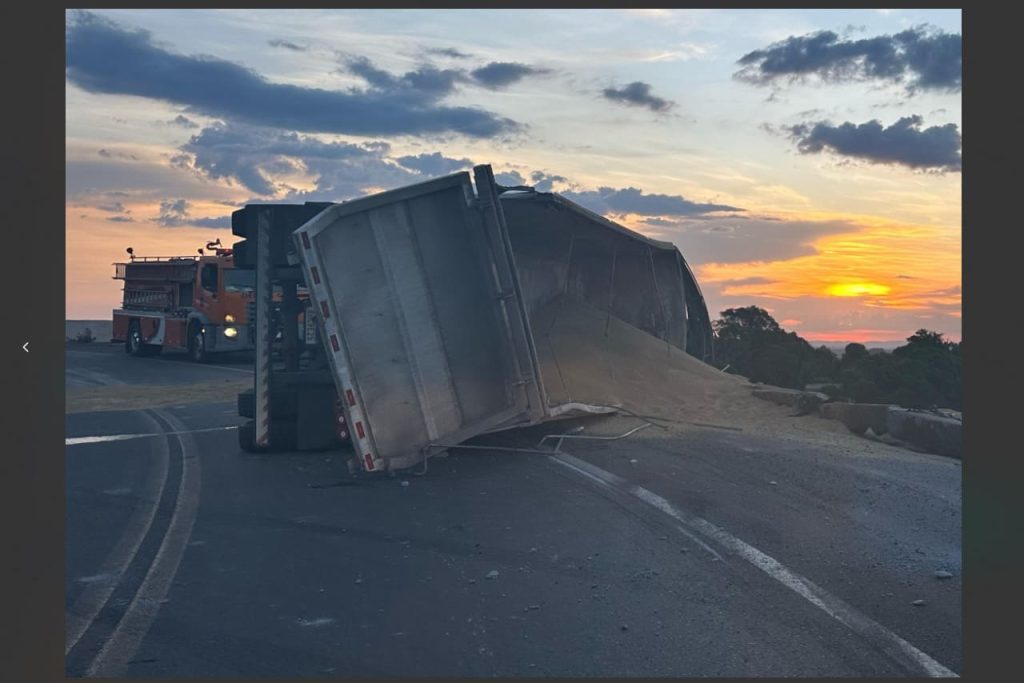 Caminhão tomba e deixa tráfego em meia pista, na BR-373