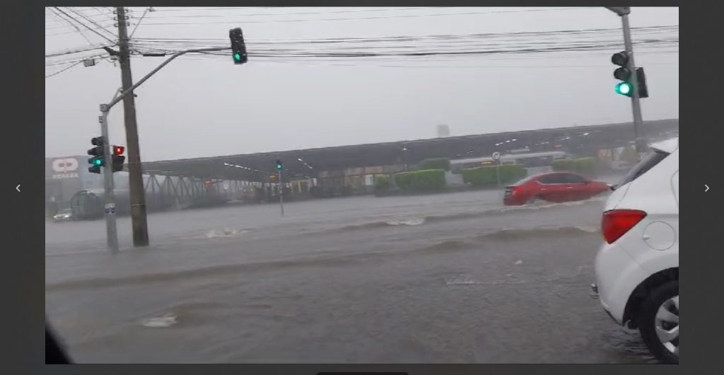 Tempestade deixa 38,2 mil imóveis sem luz, em Curitiba