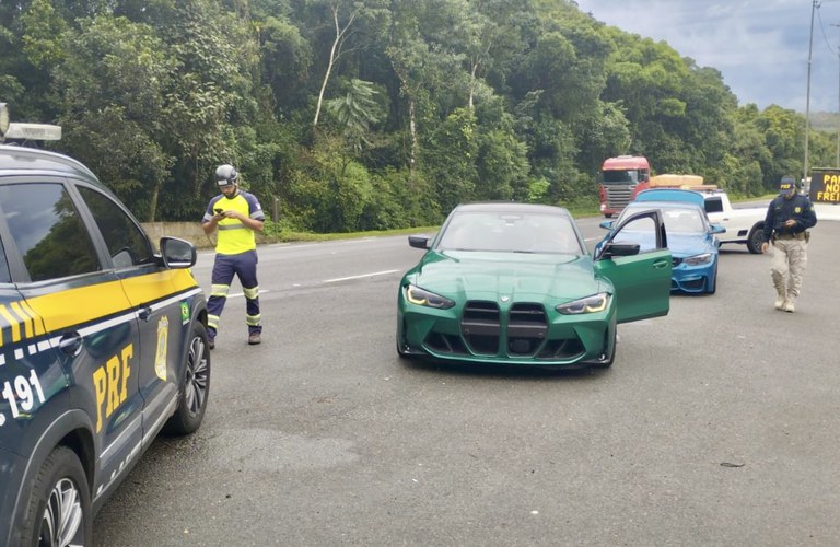 Motoristas de BMWs são flagrados em manobras perigosas em rodovia