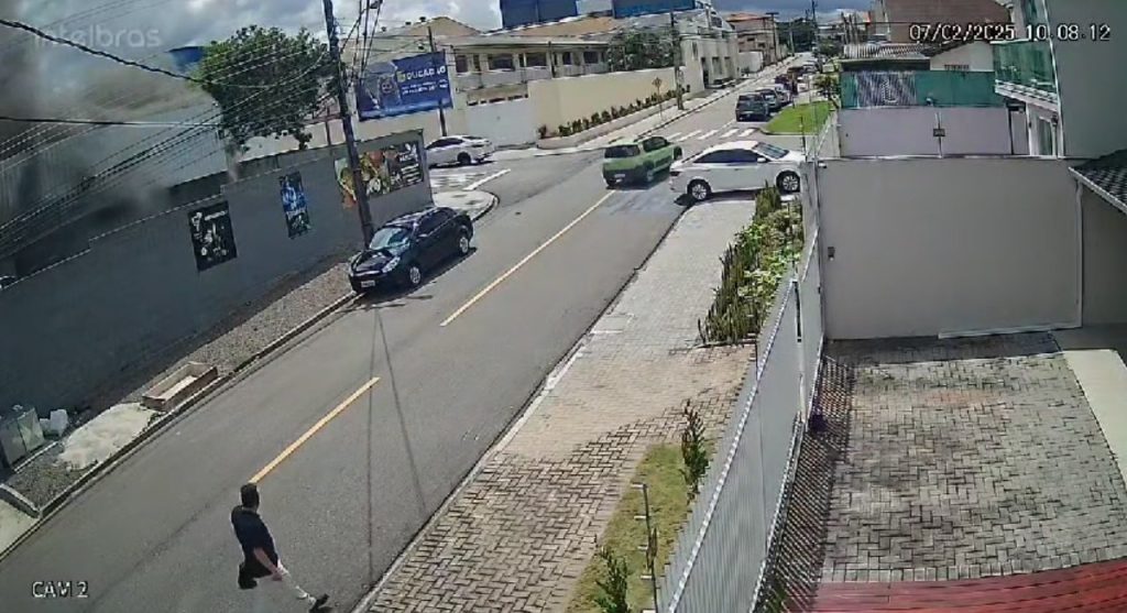 Empresa pega fogo e fica totalmente destruída em Pinhais; Vídeo