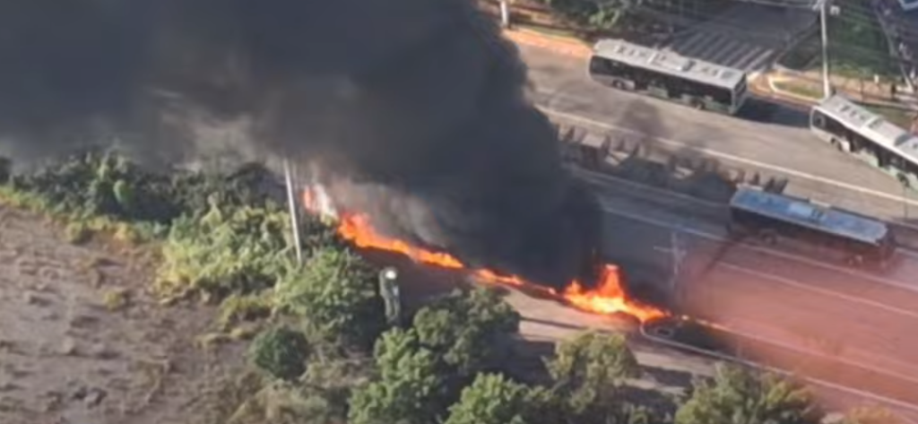 Avião de médio porte cai em avenida de São Paulo