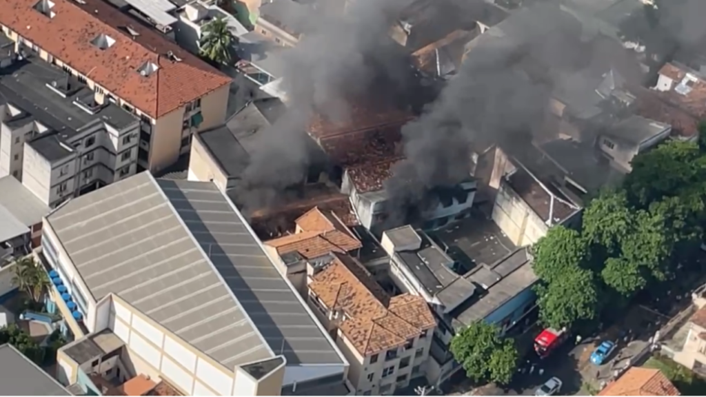 Incêndio atinge fábrica de fantasias de carnaval no RJ