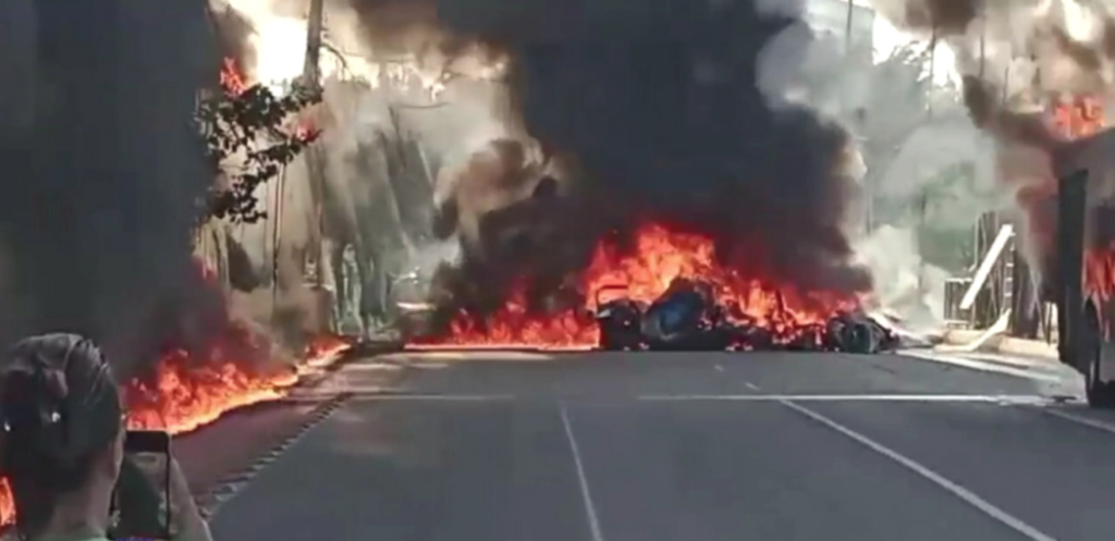 Avião de pequeno porte cai em avenida de São Paulo