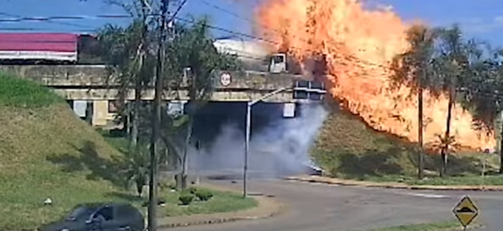 Caminhoneiro pula de viaduto para fugir de incêndio no Paraná