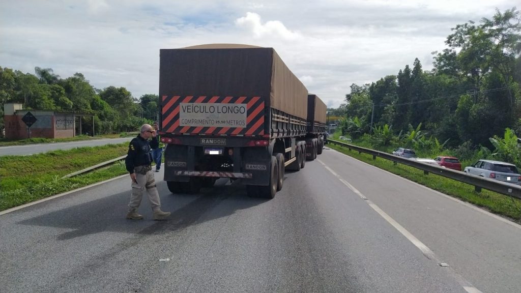 Tráfego é desviado para marginal, após colisão na BR-277