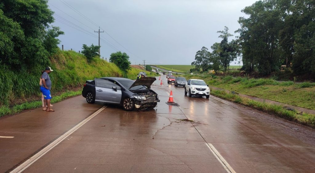 Carro sai da pista durante aquaplanagem, na BR-163