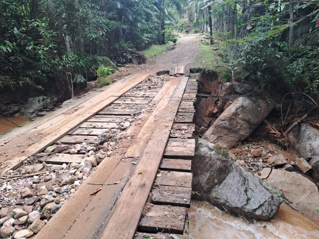 Após chuvas, ponte é interditada por risco de colapso