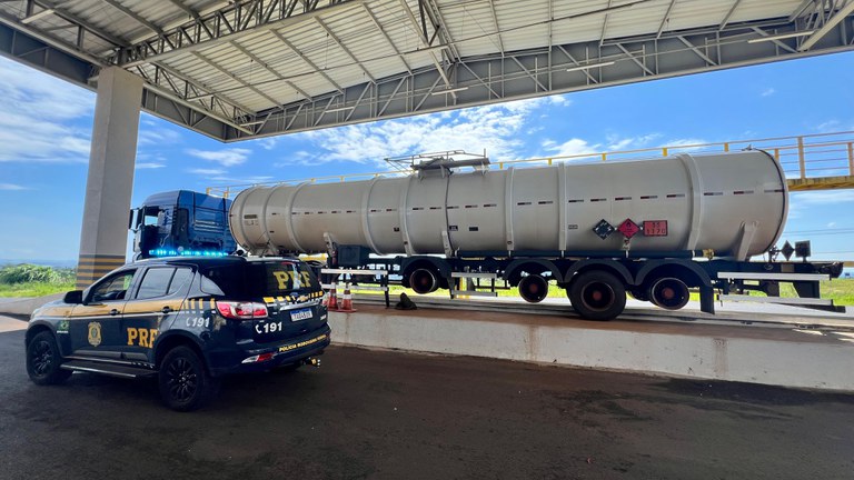 Carreta-tanque é flagrada circulando com freios estragados e pneus carecas