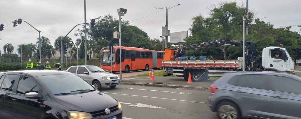 Furto de cabos deixa vários cruzamentos com semáforos desligados