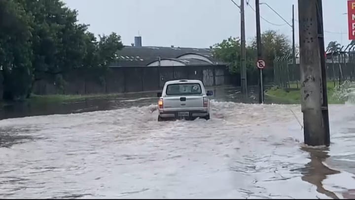 Equipes da prefeitura estão nas ruas contabilizando estragos da chuva