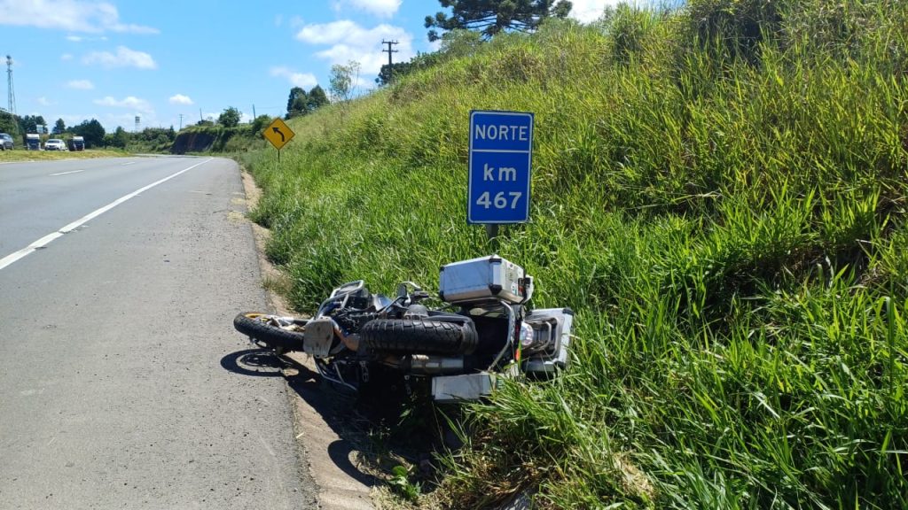 Motociclista morre após bater em proteção metálica na BR-376