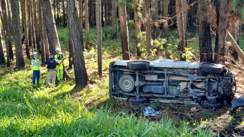 Capotamento de ambulância deixa uma pessoa morta e quatro feridas