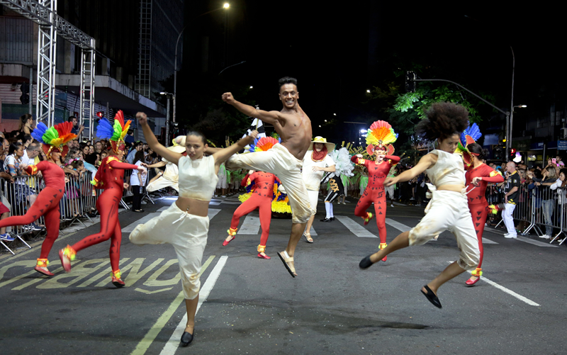 Carnaval: escolas do Grupo Especial de Curitiba desfilam neste sábado