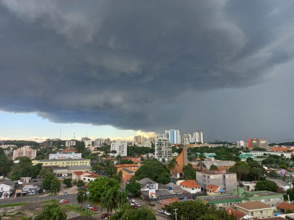 500 unidades seguem sem luz após chuvas em Curitiba