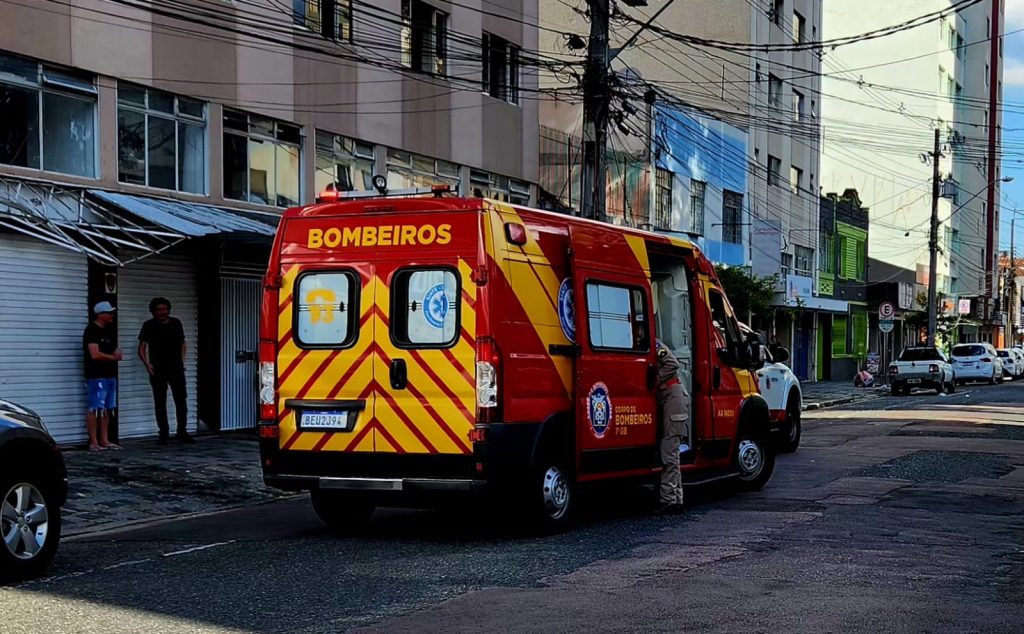 Curitiba: faxineira cai do quinto andar de prédio durante limpeza