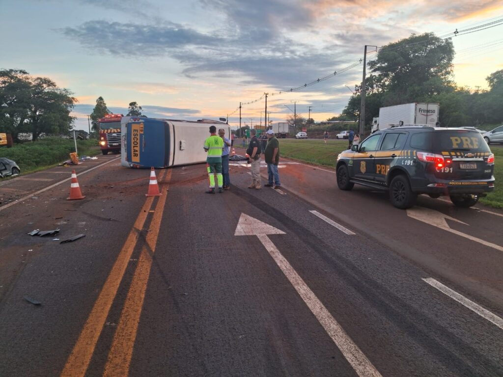 Acidente com ônibus escolar deixa uma pessoa morta no Paraná