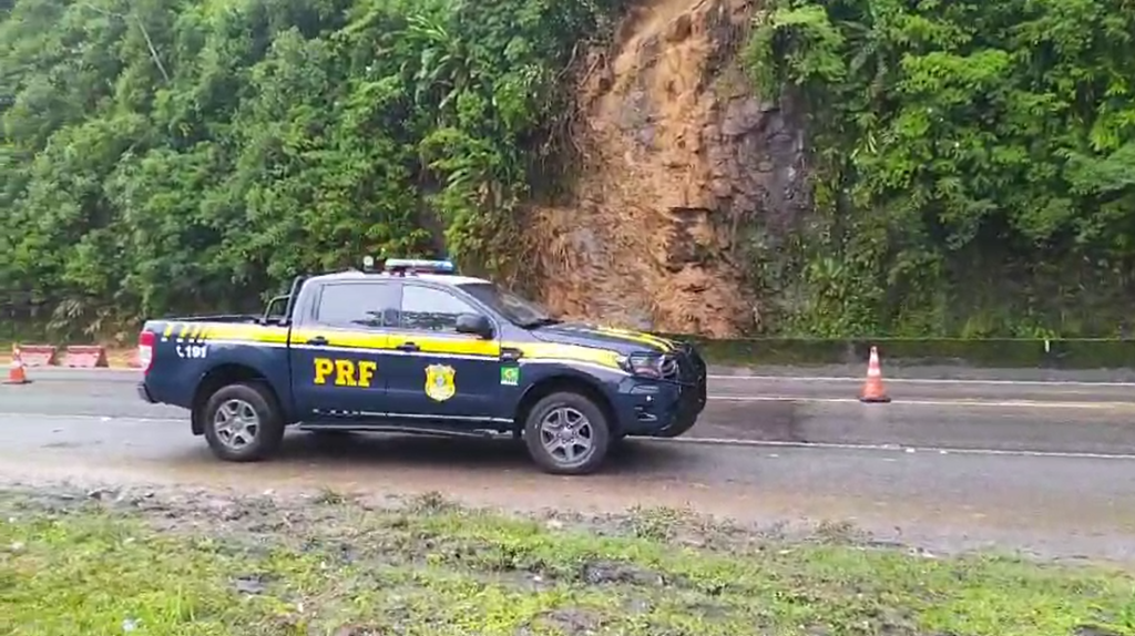 Bloqueio após deslizamento na BR-277 causa filas neste sábado