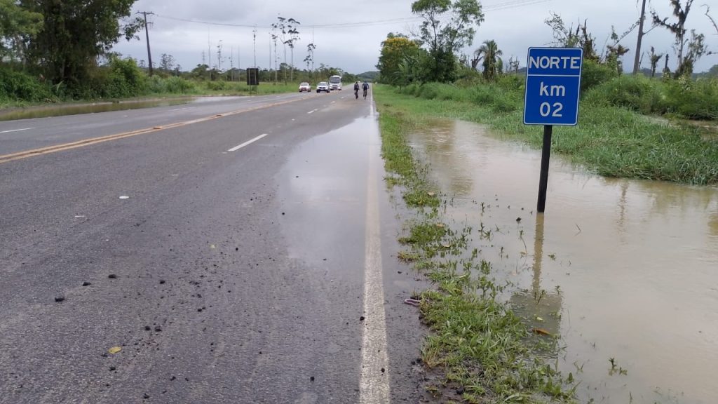 Concessionária libera estrada que dá acesso às praias