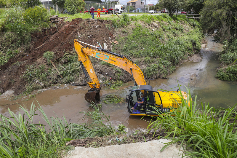 Passarela que caiu durante chuva em Curitiba será reconstruída