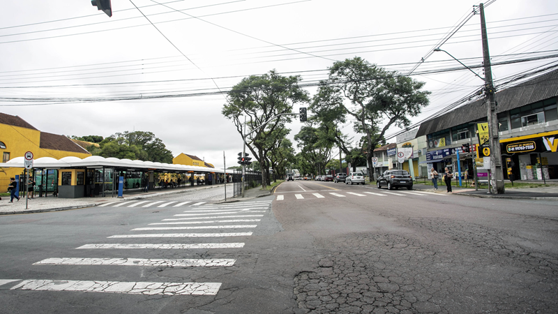 Obras deixam a Via Vêneto, em Santa Felicidade, parcialmente bloqueada